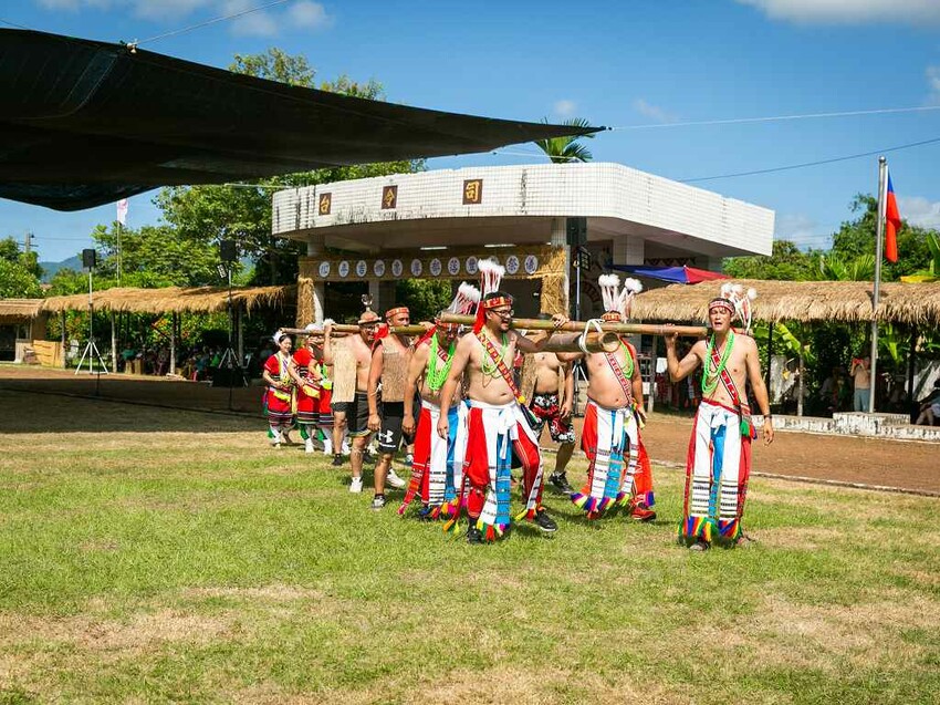 2023阿美族豐年祭！吉娜魯岸我回來啦～一同歡唱一起舞動吧！歡迎跟我一起來參加鳳信部落的歲時祭儀！（內有飲酒議題,飲酒過量有害健康喔） @圍事小哥的幸福相框