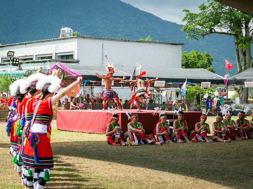 2023阿美族豐年祭！吉娜魯岸我回來啦～一同歡唱一起舞動吧！歡迎跟我一起來參加鳳信部落的歲時祭儀！（內有飲酒議題,飲酒過量有害健康喔） @圍事小哥的幸福相框