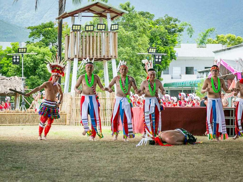 2023阿美族豐年祭！吉娜魯岸我回來啦～一同歡唱一起舞動吧！歡迎跟我一起來參加鳳信部落的歲時祭儀！（內有飲酒議題,飲酒過量有害健康喔） @圍事小哥的幸福相框