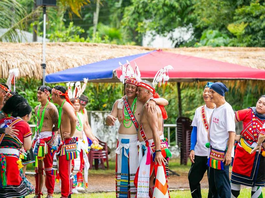 2023阿美族豐年祭！吉娜魯岸我回來啦～一同歡唱一起舞動吧！歡迎跟我一起來參加鳳信部落的歲時祭儀！（內有飲酒議題,飲酒過量有害健康喔） @圍事小哥的幸福相框