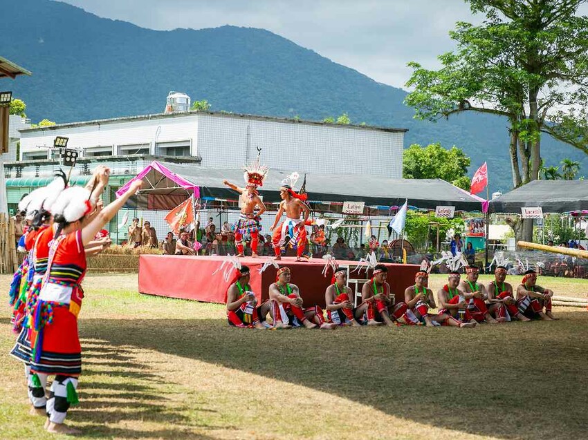 2023阿美族豐年祭！吉娜魯岸我回來啦～一同歡唱一起舞動吧！歡迎跟我一起來參加鳳信部落的歲時祭儀！（內有飲酒議題,飲酒過量有害健康喔） @圍事小哥的幸福相框