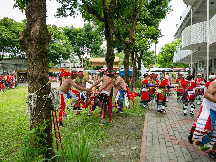 2023阿美族豐年祭！吉娜魯岸我回來啦～一同歡唱一起舞動吧！歡迎跟我一起來參加鳳信部落的歲時祭儀！（內有飲酒議題,飲酒過量有害健康喔） @圍事小哥的幸福相框
