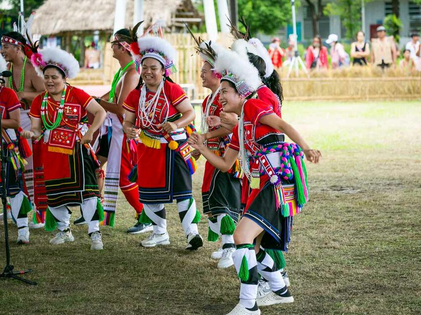 2023阿美族豐年祭！吉娜魯岸我回來啦～一同歡唱一起舞動吧！歡迎跟我一起來參加鳳信部落的歲時祭儀！（內有飲酒議題,飲酒過量有害健康喔） @圍事小哥的幸福相框