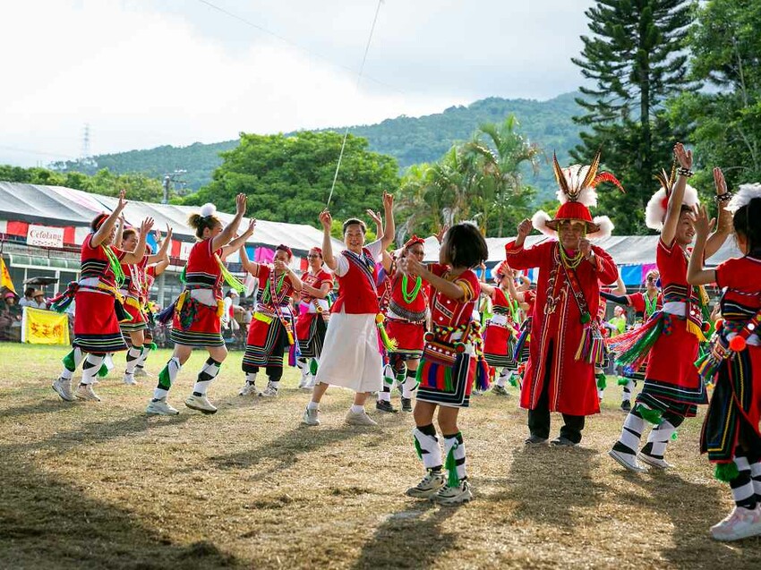 2023阿美族豐年祭！吉娜魯岸我回來啦～一同歡唱一起舞動吧！歡迎跟我一起來參加鳳信部落的歲時祭儀！（內有飲酒議題,飲酒過量有害健康喔） @圍事小哥的幸福相框