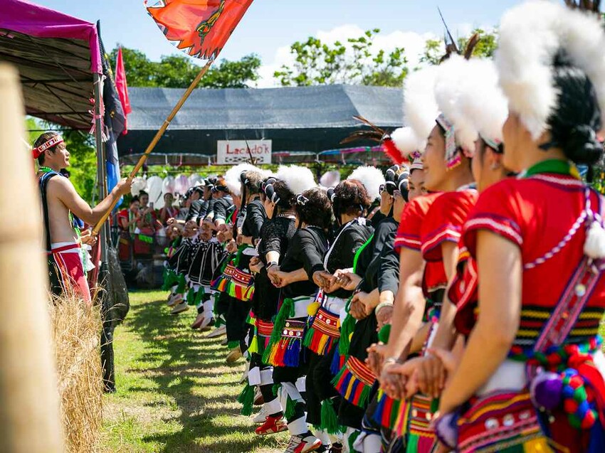 2023阿美族豐年祭！吉娜魯岸我回來啦～一同歡唱一起舞動吧！歡迎跟我一起來參加鳳信部落的歲時祭儀！（內有飲酒議題,飲酒過量有害健康喔） @圍事小哥的幸福相框