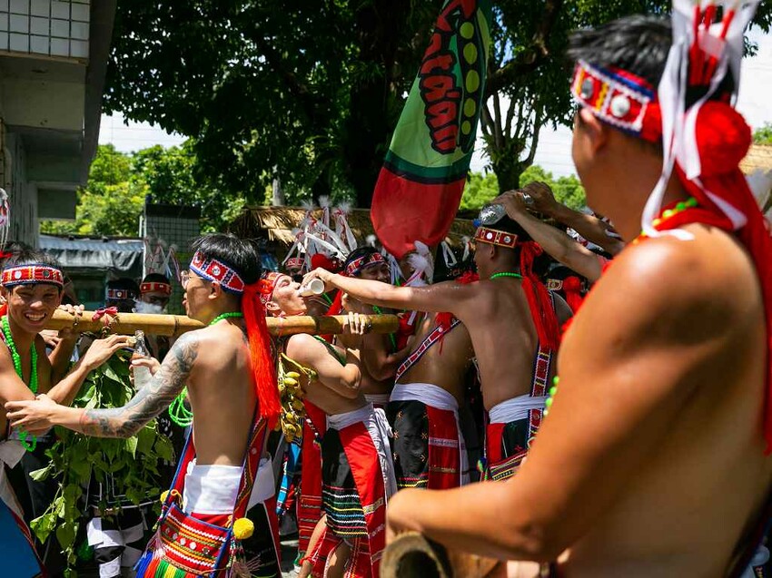 2023阿美族豐年祭！吉娜魯岸我回來啦～一同歡唱一起舞動吧！歡迎跟我一起來參加鳳信部落的歲時祭儀！（內有飲酒議題,飲酒過量有害健康喔） @圍事小哥的幸福相框