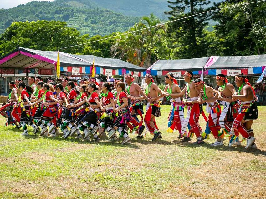 2023阿美族豐年祭！吉娜魯岸我回來啦～一同歡唱一起舞動吧！歡迎跟我一起來參加鳳信部落的歲時祭儀！（內有飲酒議題,飲酒過量有害健康喔） @圍事小哥的幸福相框