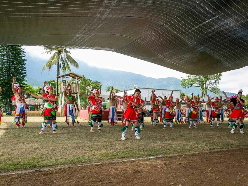 2023阿美族豐年祭！吉娜魯岸我回來啦～一同歡唱一起舞動吧！歡迎跟我一起來參加鳳信部落的歲時祭儀！（內有飲酒議題,飲酒過量有害健康喔） @圍事小哥的幸福相框