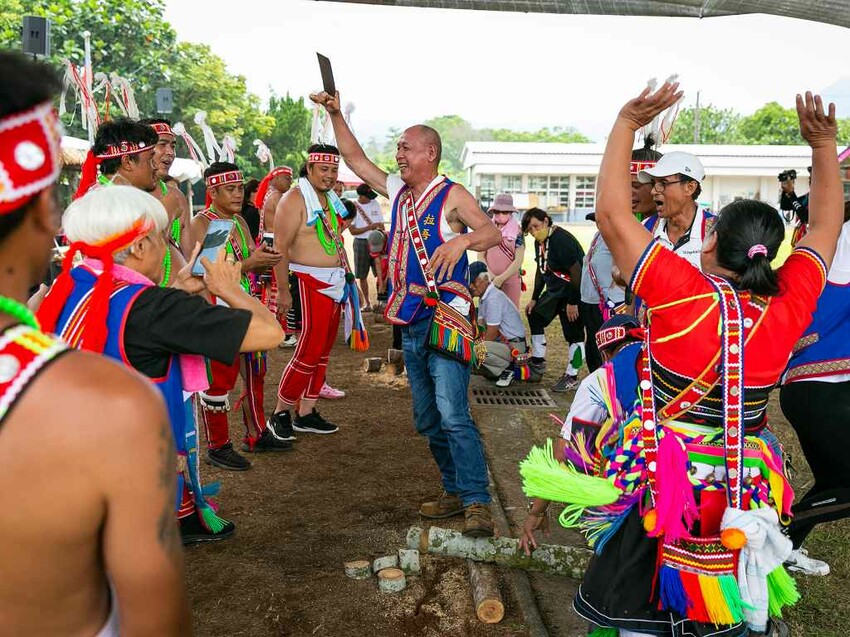 2023阿美族豐年祭！吉娜魯岸我回來啦～一同歡唱一起舞動吧！歡迎跟我一起來參加鳳信部落的歲時祭儀！（內有飲酒議題,飲酒過量有害健康喔） @圍事小哥的幸福相框