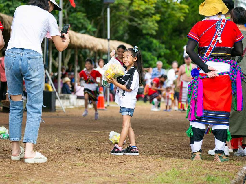 2023阿美族豐年祭！吉娜魯岸我回來啦～一同歡唱一起舞動吧！歡迎跟我一起來參加鳳信部落的歲時祭儀！（內有飲酒議題,飲酒過量有害健康喔） @圍事小哥的幸福相框