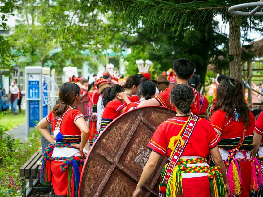 2023阿美族豐年祭！吉娜魯岸我回來啦～一同歡唱一起舞動吧！歡迎跟我一起來參加鳳信部落的歲時祭儀！（內有飲酒議題,飲酒過量有害健康喔） @圍事小哥的幸福相框