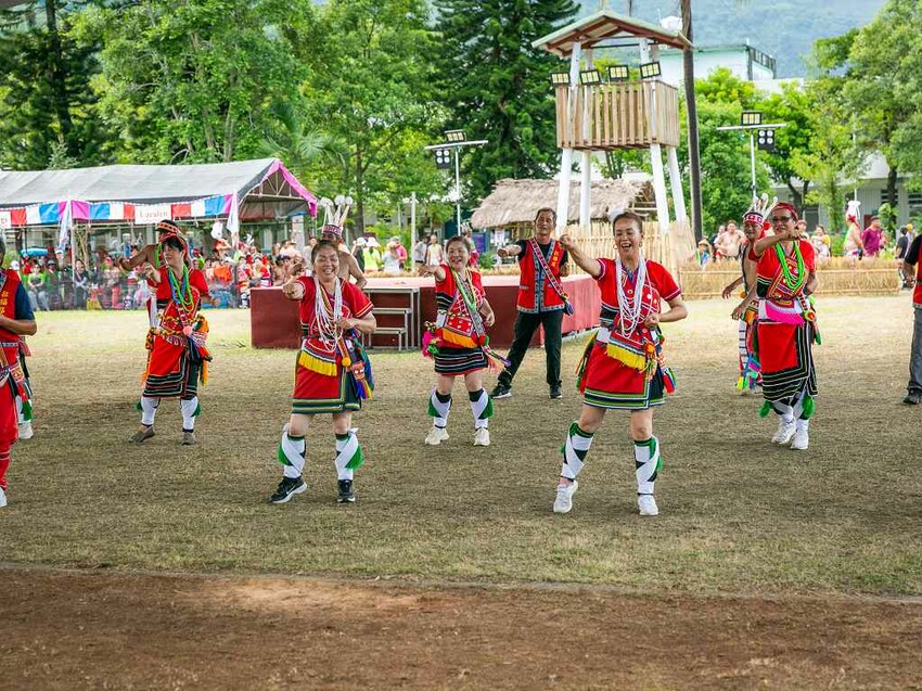 2023阿美族豐年祭！吉娜魯岸我回來啦～一同歡唱一起舞動吧！歡迎跟我一起來參加鳳信部落的歲時祭儀！（內有飲酒議題,飲酒過量有害健康喔） @圍事小哥的幸福相框