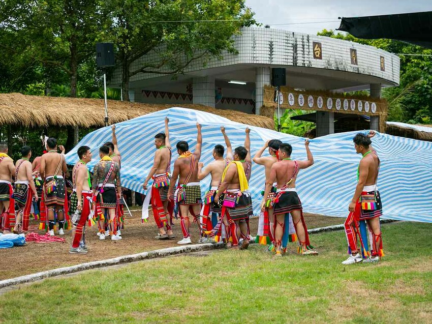 2023阿美族豐年祭！吉娜魯岸我回來啦～一同歡唱一起舞動吧！歡迎跟我一起來參加鳳信部落的歲時祭儀！（內有飲酒議題,飲酒過量有害健康喔） @圍事小哥的幸福相框