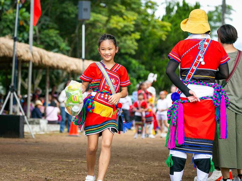 2023阿美族豐年祭！吉娜魯岸我回來啦～一同歡唱一起舞動吧！歡迎跟我一起來參加鳳信部落的歲時祭儀！（內有飲酒議題,飲酒過量有害健康喔） @圍事小哥的幸福相框