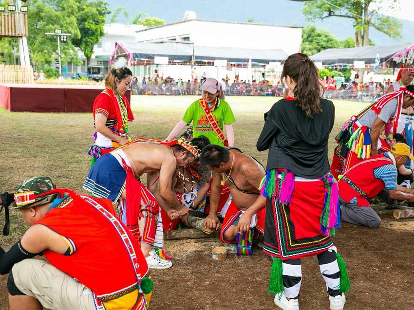 2023阿美族豐年祭！吉娜魯岸我回來啦～一同歡唱一起舞動吧！歡迎跟我一起來參加鳳信部落的歲時祭儀！（內有飲酒議題,飲酒過量有害健康喔） @圍事小哥的幸福相框