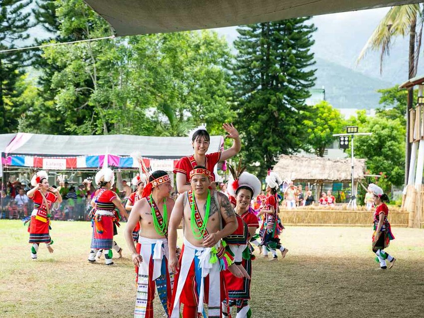 2023阿美族豐年祭！吉娜魯岸我回來啦～一同歡唱一起舞動吧！歡迎跟我一起來參加鳳信部落的歲時祭儀！（內有飲酒議題,飲酒過量有害健康喔） @圍事小哥的幸福相框