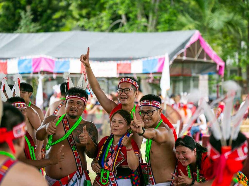 2023阿美族豐年祭！吉娜魯岸我回來啦～一同歡唱一起舞動吧！歡迎跟我一起來參加鳳信部落的歲時祭儀！（內有飲酒議題,飲酒過量有害健康喔） @圍事小哥的幸福相框