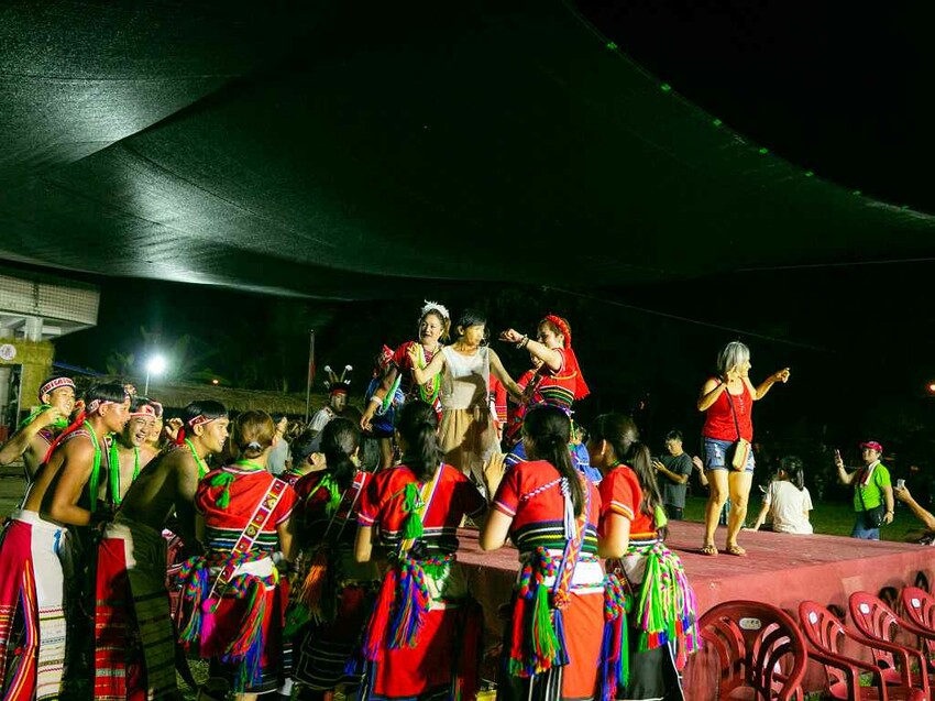 2023阿美族豐年祭！吉娜魯岸我回來啦～一同歡唱一起舞動吧！歡迎跟我一起來參加鳳信部落的歲時祭儀！（內有飲酒議題,飲酒過量有害健康喔） @圍事小哥的幸福相框