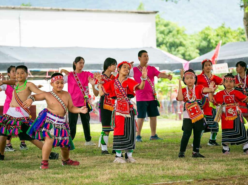 2023阿美族豐年祭！吉娜魯岸我回來啦～一同歡唱一起舞動吧！歡迎跟我一起來參加鳳信部落的歲時祭儀！（內有飲酒議題,飲酒過量有害健康喔） @圍事小哥的幸福相框