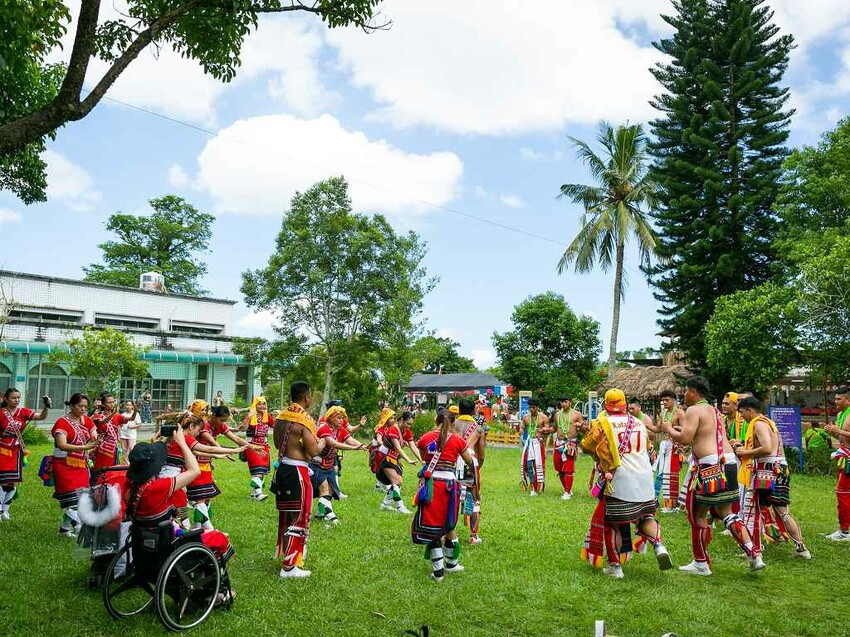 2023阿美族豐年祭！吉娜魯岸我回來啦～一同歡唱一起舞動吧！歡迎跟我一起來參加鳳信部落的歲時祭儀！（內有飲酒議題,飲酒過量有害健康喔） @圍事小哥的幸福相框