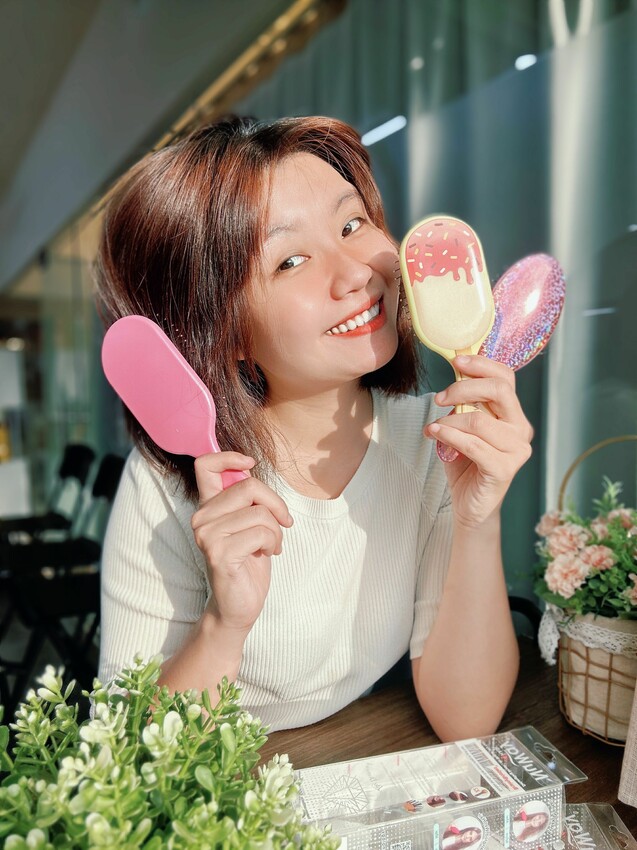 開箱實測｜施魔梳NuWay 4HAIR®｜美國獨家設計全球熱賣魔法梳｜梳髮10秒瞬間擁有澎鬆順秀髮｜竟然連假髮都可以梳順 - 萍姐愛分享