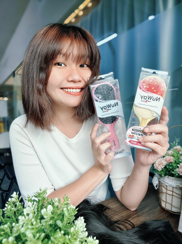 開箱實測｜施魔梳NuWay 4HAIR®｜美國獨家設計全球熱賣魔法梳｜梳髮10秒瞬間擁有澎鬆順秀髮｜竟然連假髮都可以梳順 - 萍姐愛分享