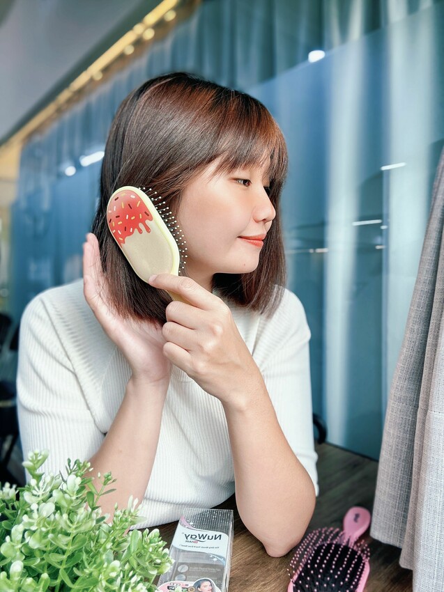 開箱實測｜施魔梳NuWay 4HAIR®｜美國獨家設計全球熱賣魔法梳｜梳髮10秒瞬間擁有澎鬆順秀髮｜竟然連假髮都可以梳順 - 萍姐愛分享