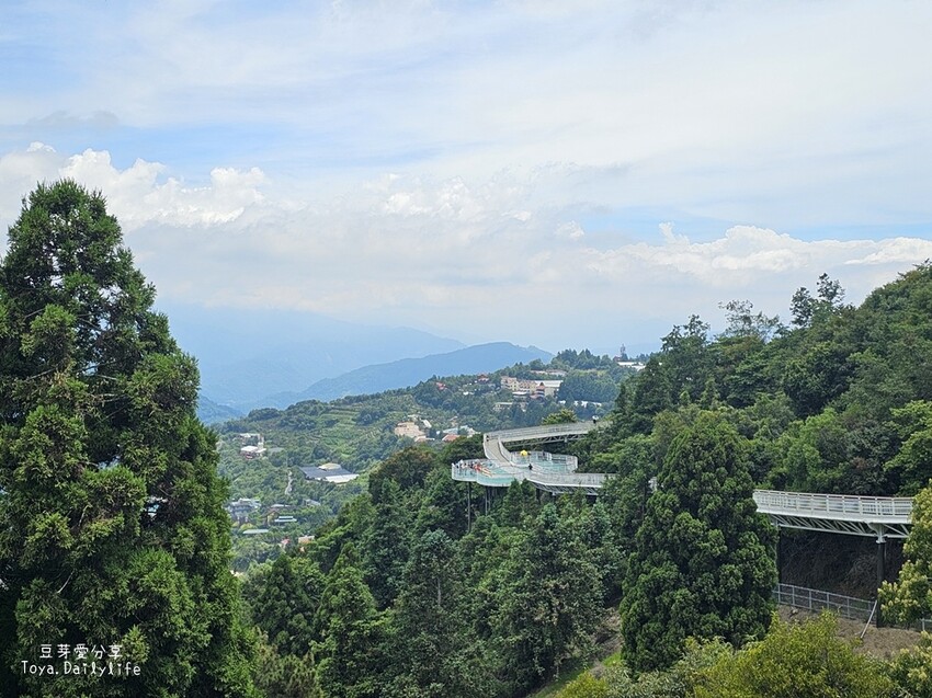 清境農場｜青青草原看綿羊秀及馬術秀 . 走走天空步道 . 逛逛小瑞士花園 🌱豆芽愛玩在南投