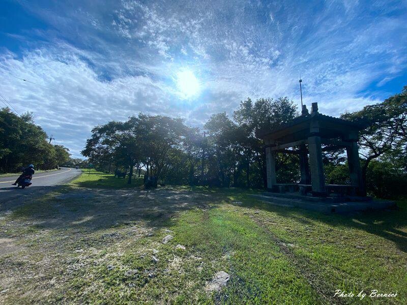姜子寮展望台/姜子頭山展望台~樹太高看不到什麼景但卻是個休息好地方 @Bernice的隨手筆記