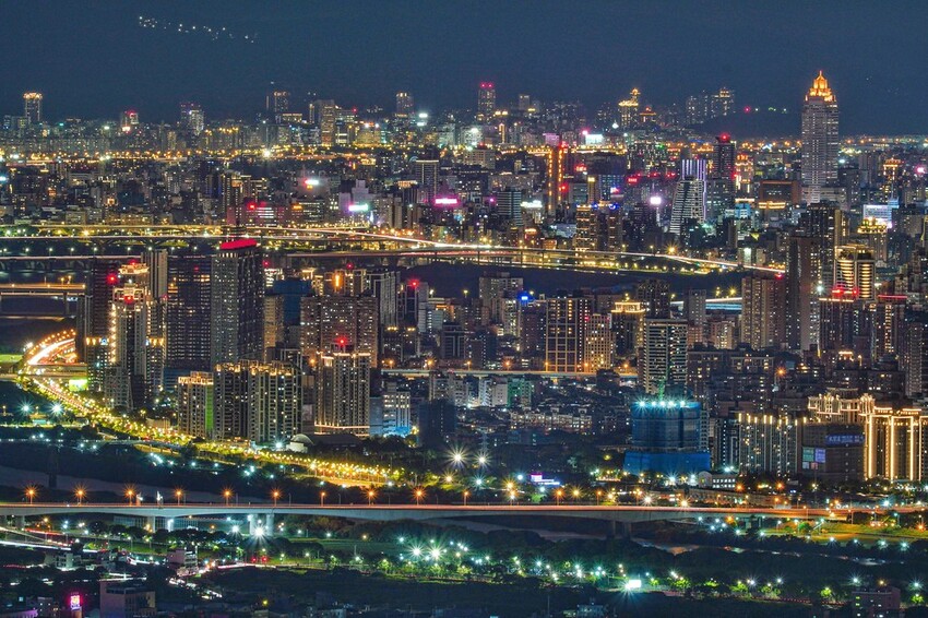 ▲桃園夜景觀賞景點免費拍：大棟山405三角點 /小風o 提供、WalkerLand窩客島整理