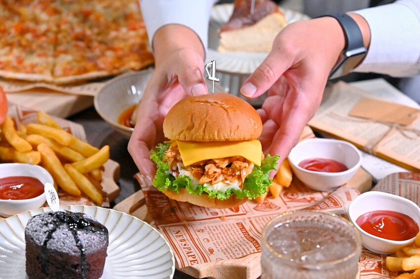 台中親子餐廳推薦 網友高分推薦台中密室逃脫遊戲室 沉浸RPG遊戲酒館/神不在場密室逃脫台中館