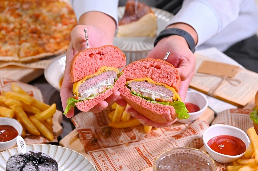 台中親子餐廳推薦 網友高分推薦台中密室逃脫遊戲室 沉浸RPG遊戲酒館/神不在場密室逃脫台中館