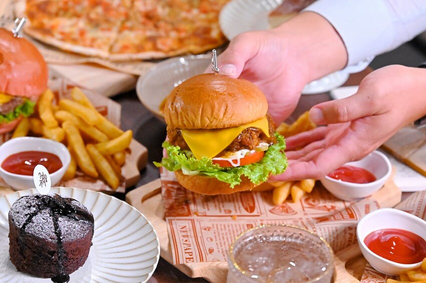 台中親子餐廳推薦 網友高分推薦台中密室逃脫遊戲室 沉浸RPG遊戲酒館/神不在場密室逃脫台中館