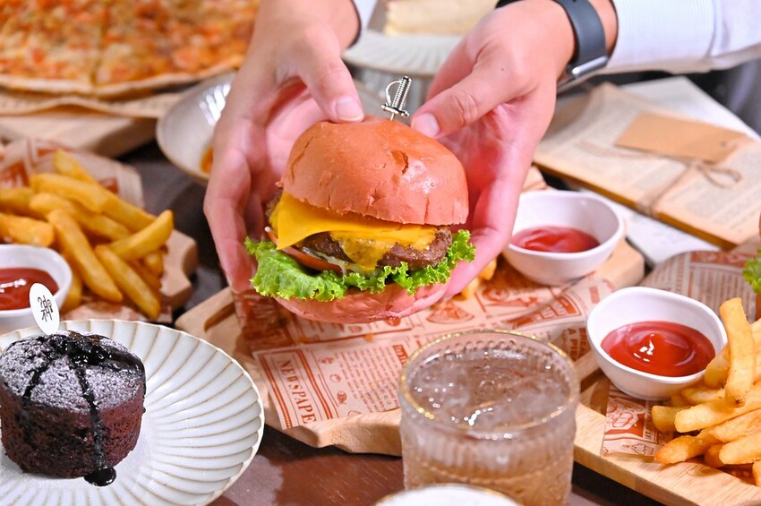 台中親子餐廳推薦 網友高分推薦台中密室逃脫遊戲室 沉浸RPG遊戲酒館/神不在場密室逃脫台中館