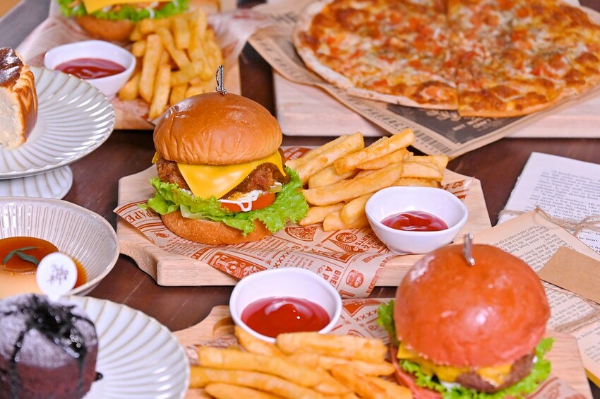 台中親子餐廳推薦 網友高分推薦台中密室逃脫遊戲室 沉浸RPG遊戲酒館/神不在場密室逃脫台中館