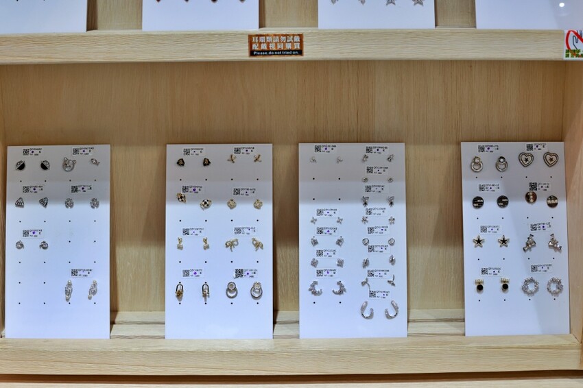 台中破銅爛鐵飾品店一中店︱原創純銀飾品～專業穿耳安全衛生，材質14k金.醫療鋼材質可選擇