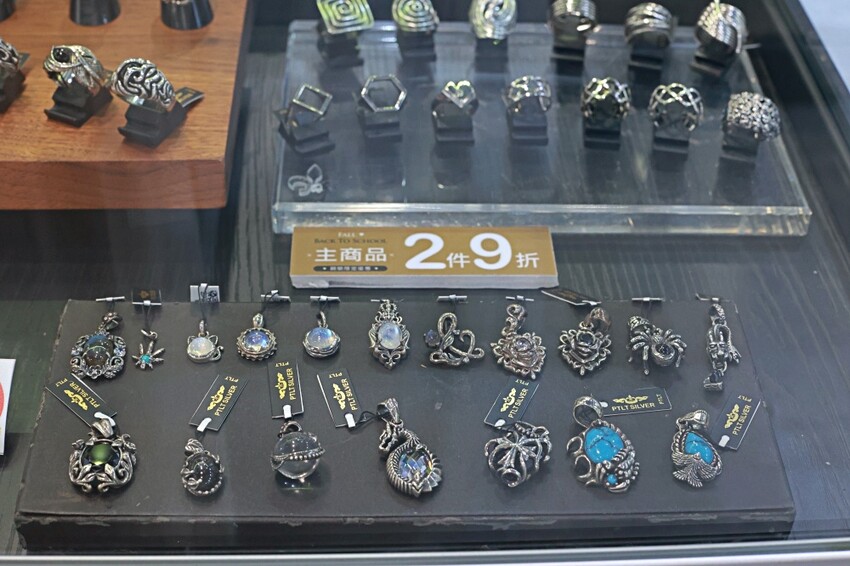 台中破銅爛鐵飾品店一中店︱原創純銀飾品～專業穿耳安全衛生，材質14k金.醫療鋼材質可選擇