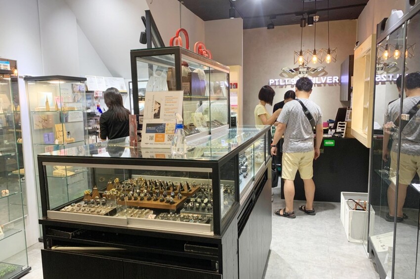 台中破銅爛鐵飾品店一中店︱原創純銀飾品～專業穿耳安全衛生，材質14k金.醫療鋼材質可選擇