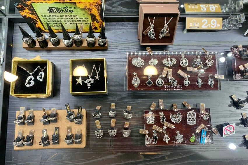 台中破銅爛鐵飾品店一中店︱原創純銀飾品～專業穿耳安全衛生，材質14k金.醫療鋼材質可選擇