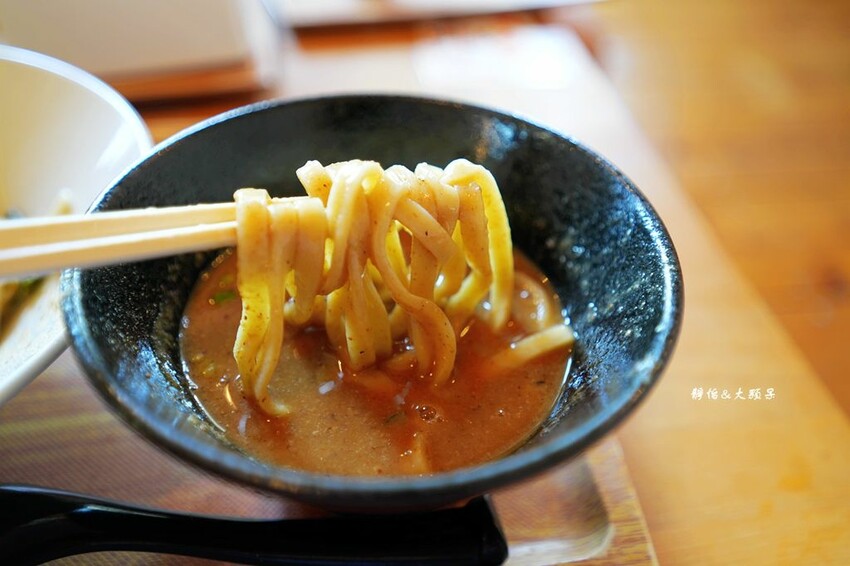 沖繩自由行 ❙ 煮干し中華そば かいしんのいちげき，超濃郁沙