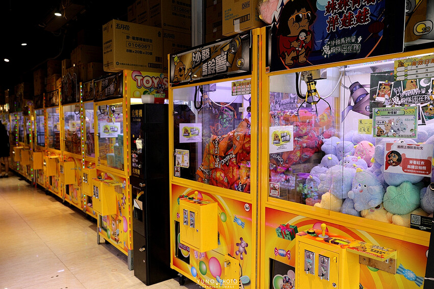 台中一中街商圈吃喝玩樂親子景點推薦！夾娃娃機彈珠台換大獎 沙發休息區飲料吧暢飲 夾滿25樣商品再加送史奴