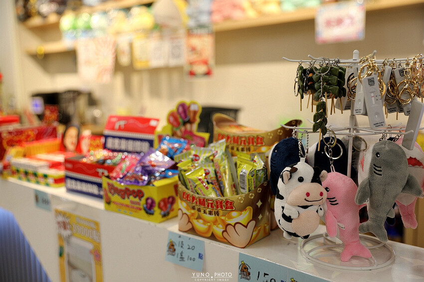 台中一中街商圈吃喝玩樂親子景點推薦！夾娃娃機彈珠台換大獎 沙發休息區飲料吧暢飲 夾滿25樣商品再加送史奴