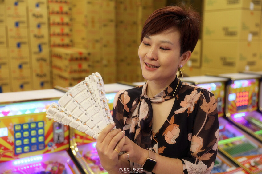 台中一中街商圈吃喝玩樂親子景點推薦！夾娃娃機彈珠台換大獎 沙發休息區飲料吧暢飲 夾滿25樣商品再加送史奴