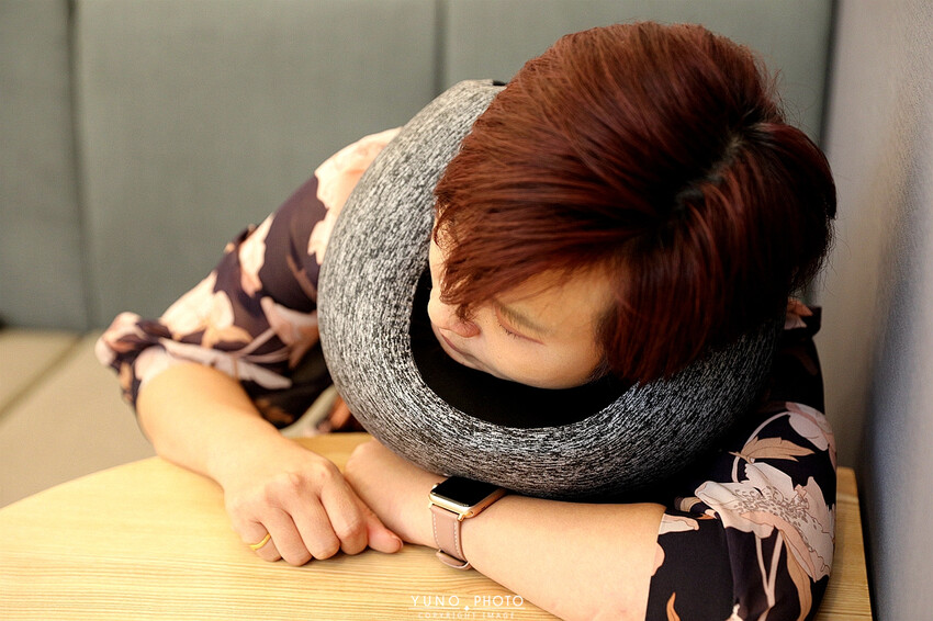 辦公旅行外出的好夥伴!四種顏色可以選人體工學頸枕推薦|UNO® VOYAGE Rough 多功能行旅頸枕