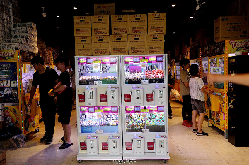 台中一中街商圈吃喝玩樂親子景點推薦！夾娃娃機彈珠台換大獎 沙發休息區飲料吧暢飲 夾滿25樣商品再加送史奴