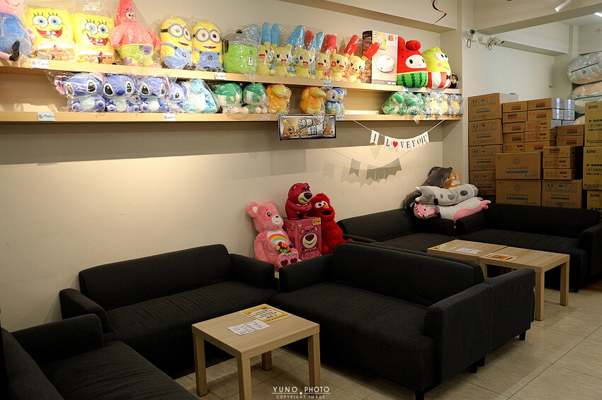 台中一中街商圈吃喝玩樂親子景點推薦！夾娃娃機彈珠台換大獎 沙發休息區飲料吧暢飲 夾滿25樣商品再加送史奴