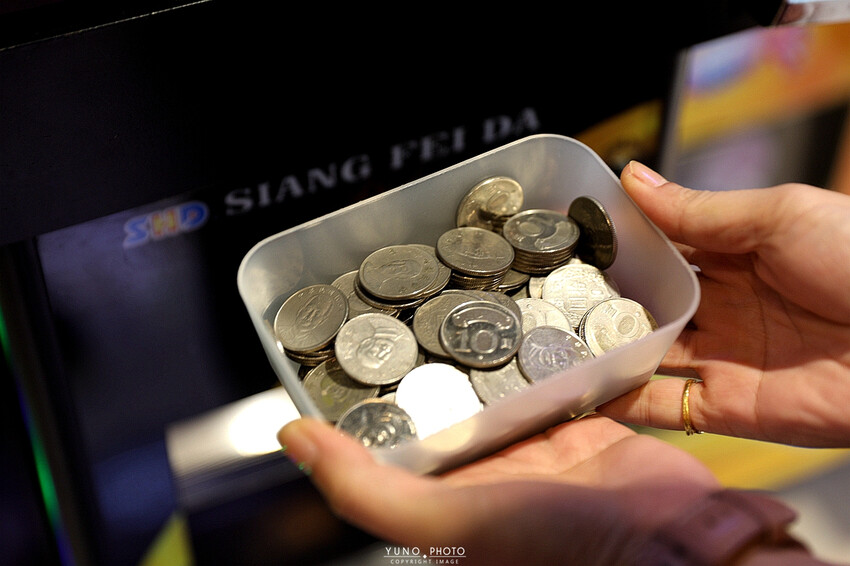 台中一中街商圈吃喝玩樂親子景點推薦！夾娃娃機彈珠台換大獎 沙發休息區飲料吧暢飲 夾滿25樣商品再加送史奴