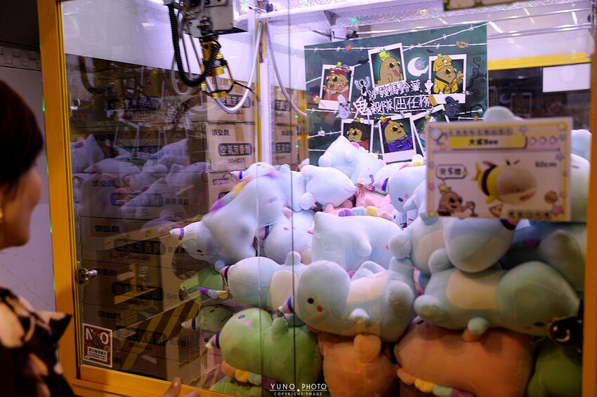 台中一中街商圈吃喝玩樂親子景點推薦！夾娃娃機彈珠台換大獎 沙發休息區飲料吧暢飲 夾滿25樣商品再加送史奴