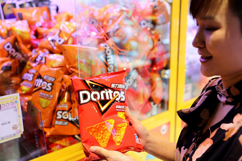 台中一中街商圈吃喝玩樂親子景點推薦！夾娃娃機彈珠台換大獎 沙發休息區飲料吧暢飲 夾滿25樣商品再加送史奴