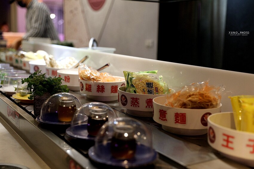 台中一中街商圈吃喝玩樂親子景點推薦！夾娃娃機彈珠台換大獎 沙發休息區飲料吧暢飲 夾滿25樣商品再加送史奴